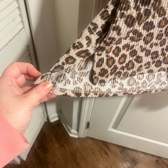 Raised Rib Leopard Print Top - Picture 2 of 4